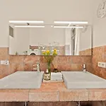 1,184 Sq Ft Historic Landmark, Checkpoint Charlie * ベルリン