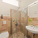 1,184 Sq Ft Historic Landmark, Checkpoint Charlie アパート ベルリン