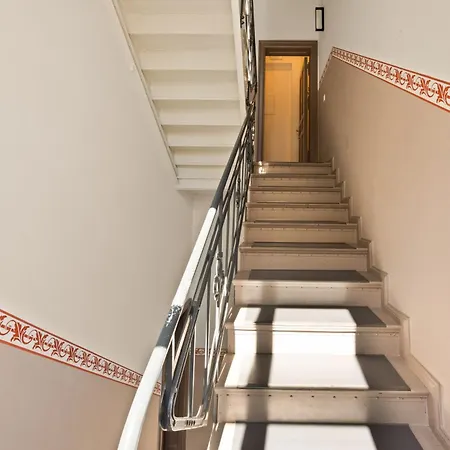 1,184 Sq Ft Historic Landmark, Checkpoint Charlie Apartment Berlin