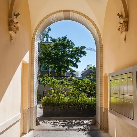 1,184 Sq Ft Historic Landmark, Checkpoint Charlie ברלין