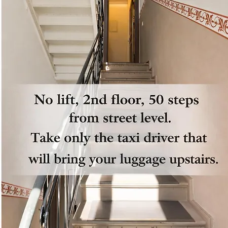 1,184 Sq Ft Historic Landmark, Checkpoint Charlie Berlino