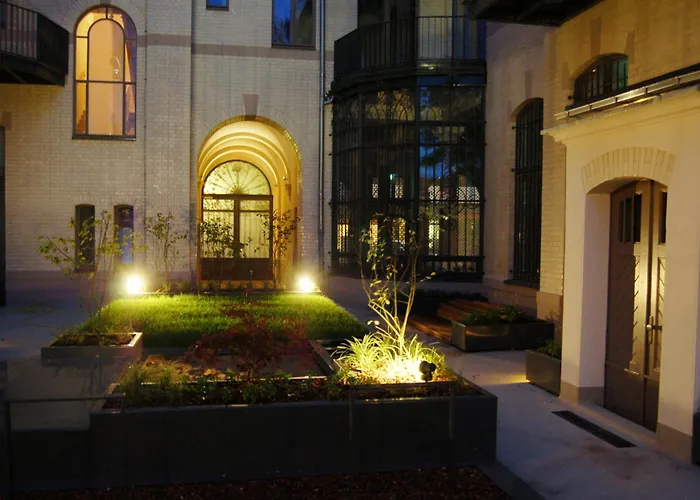 1,184 Sq Ft Historic Landmark, Checkpoint Charlie Apartment Berlin