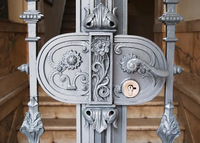 Apartment 1,184 Sq Ft Historic Landmark, Checkpoint Charlie Berlin