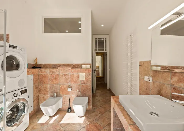 1,184 Sq Ft Historic Landmark, Checkpoint Charlie Berlín