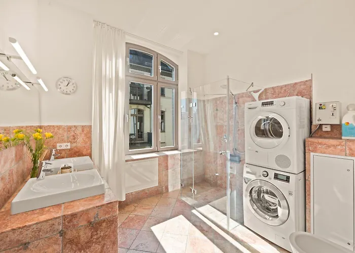 1,184 Sq Ft Historic Landmark, Checkpoint Charlie Apartament